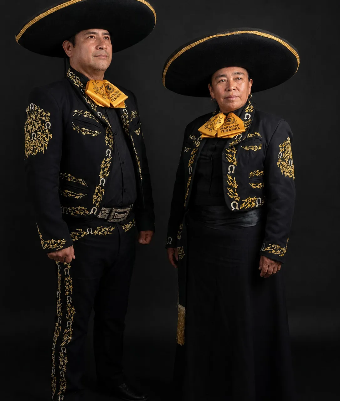 Integrantes del Mariachi Tenampa de Riohacha en traje charro tradicional